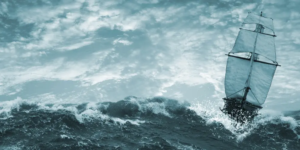 Ein Segelschiff auf stürmischer See wie im Krisenmodus
