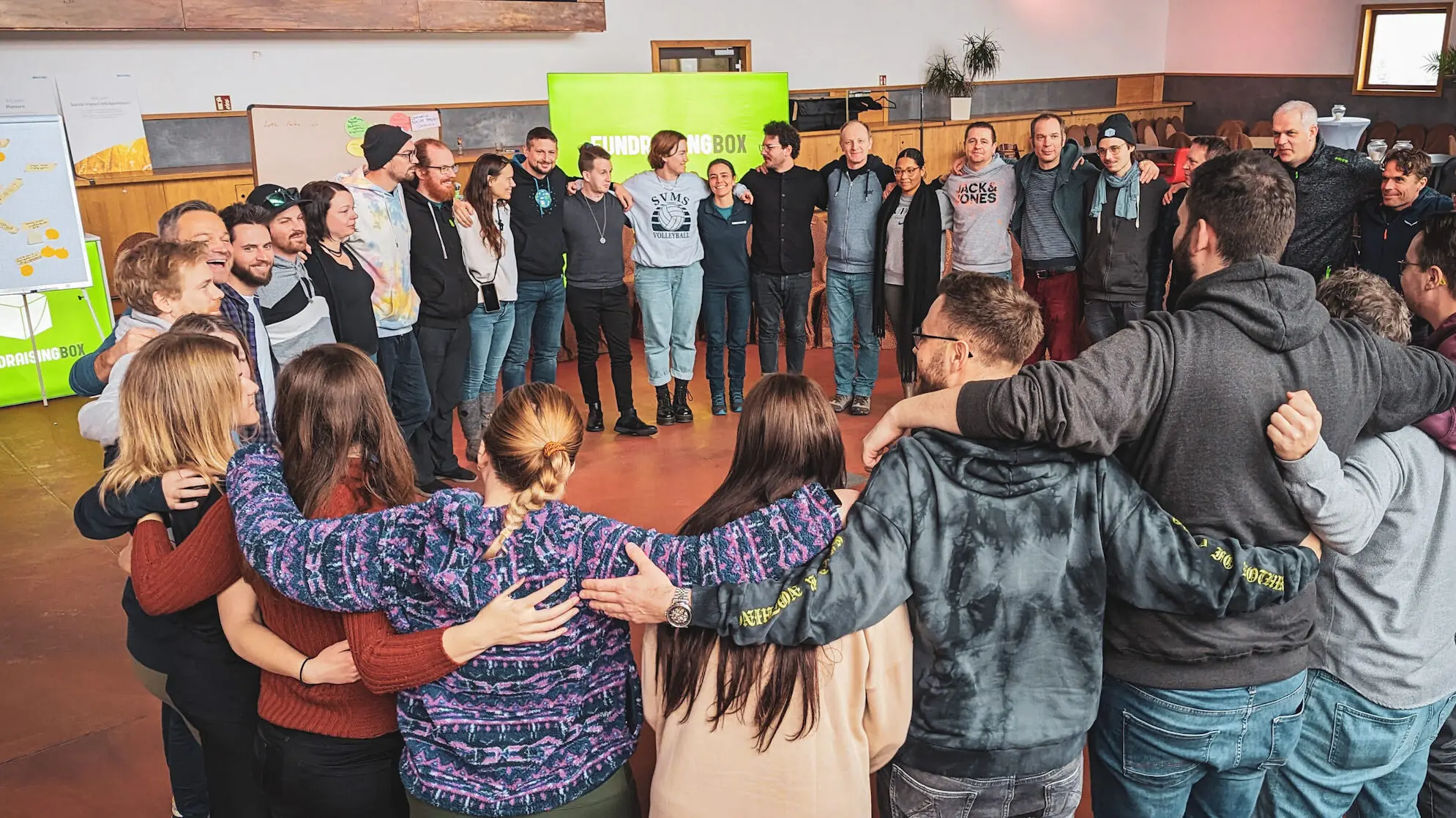 Teammitglieder der Wikando Arm in Arm