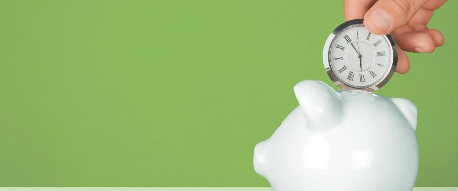 Eine Hand hält eine Uhr auf ein Sparschwein, Spendenquittungen der FundraisingBox sparen Zeit