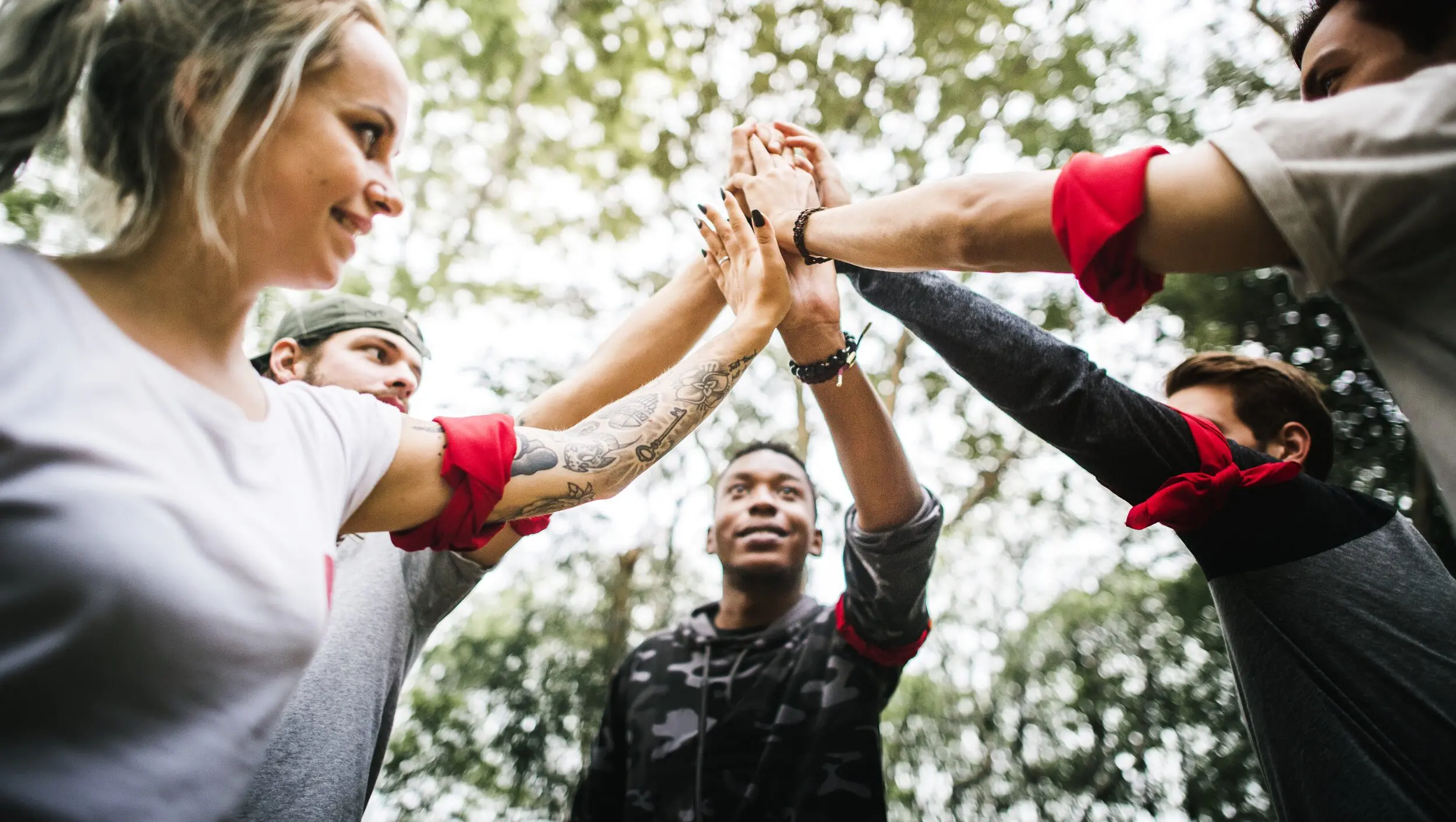 Eine Gruppe von Menschen, die sich High Five geben