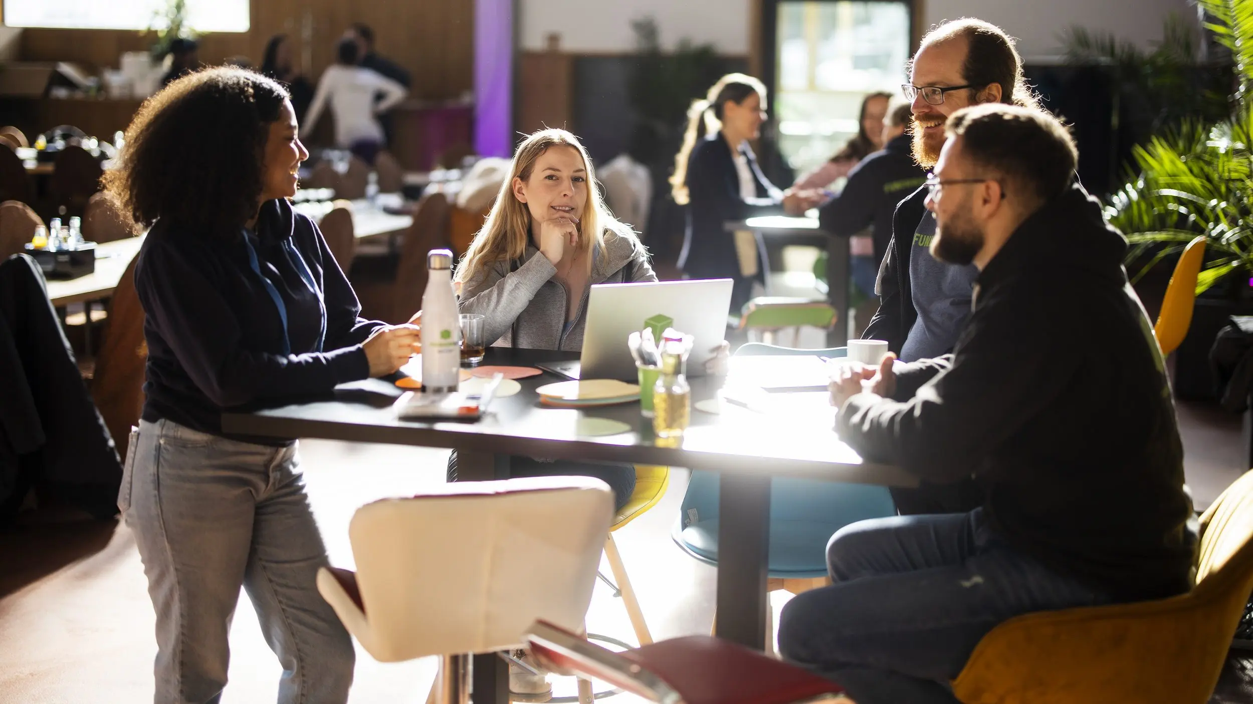 Eine Gruppe Menschen steht zusammen und unterhält sich