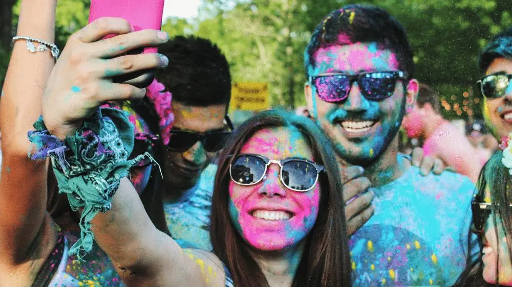 Eine Gruppe von jungen Personen macht ein Selfie auf einem Holy Festival