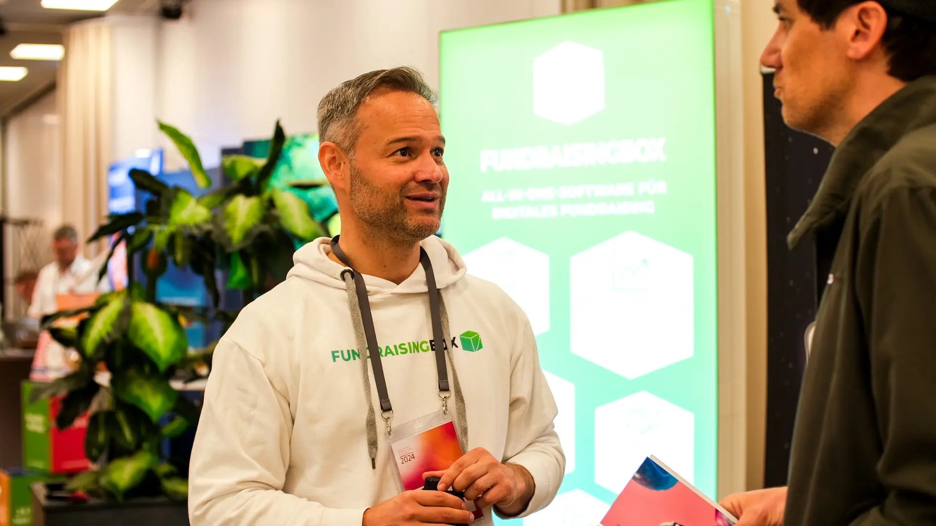 Zwei Männer sprechen miteinander am DFK 2024