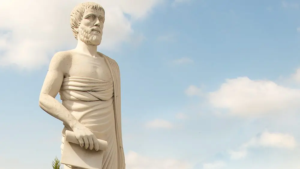 Eine Statue von Aristoteles vor blauem Himmel